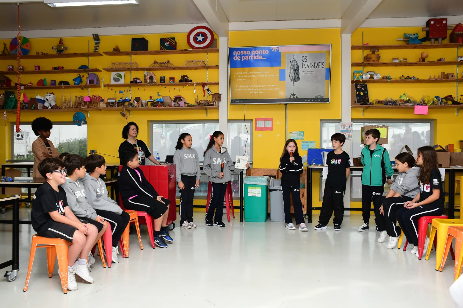 Turma dos Anos Iniciais apresentando o projeto "Os Invisíveis" no espaço maker
