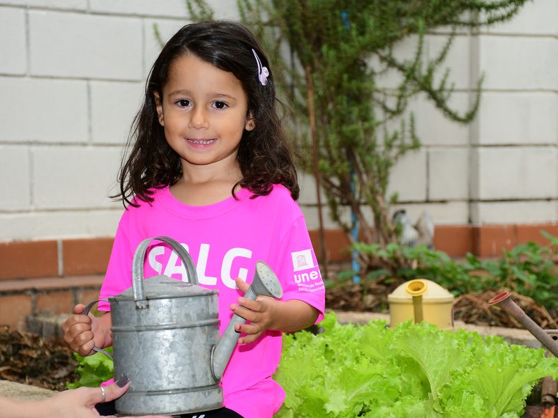 Crianças sorrindo em uniforme escolar