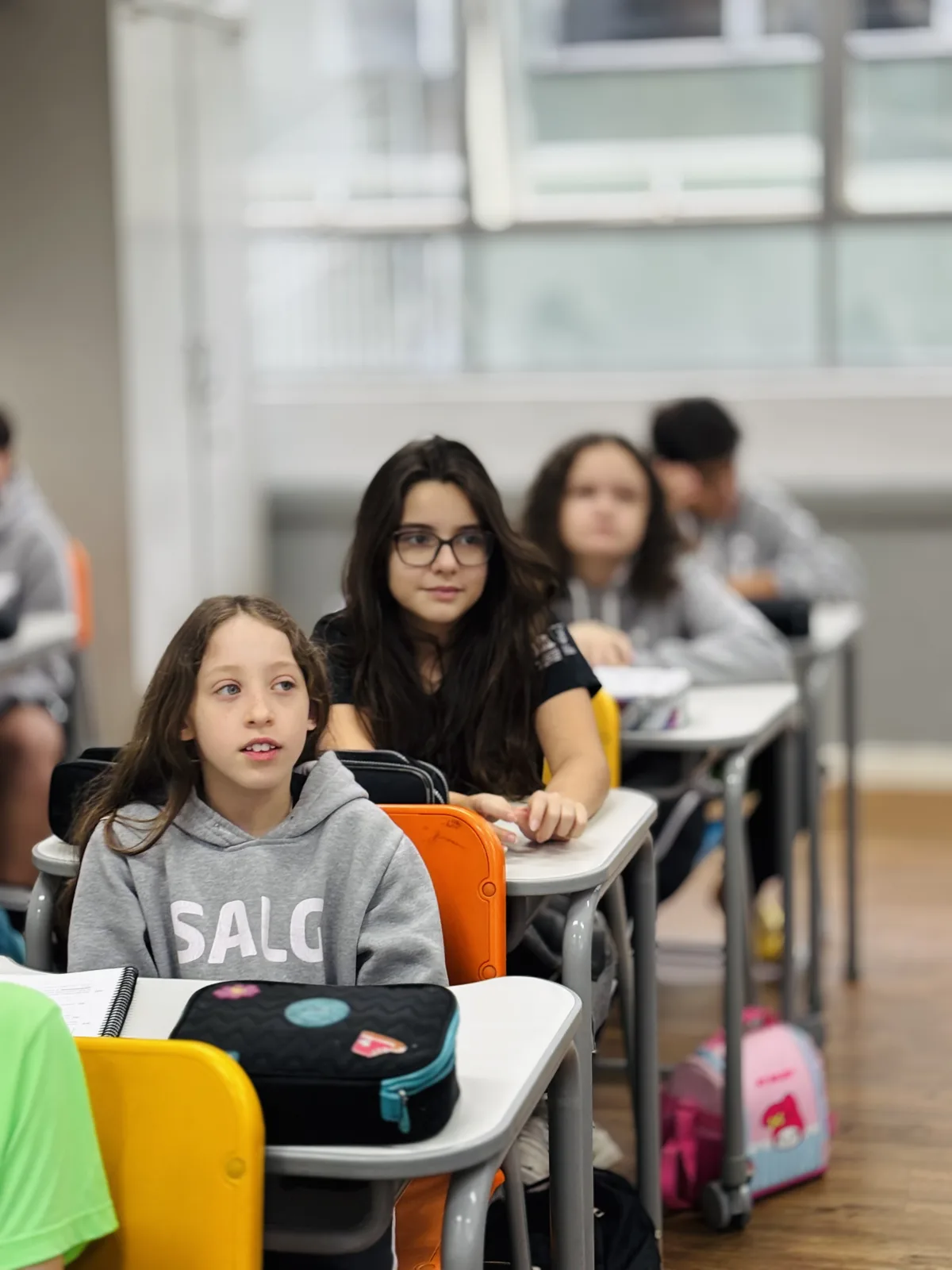 Estudantes acompanhando aula do Projeto Antirracista no Colégio Salgueiro