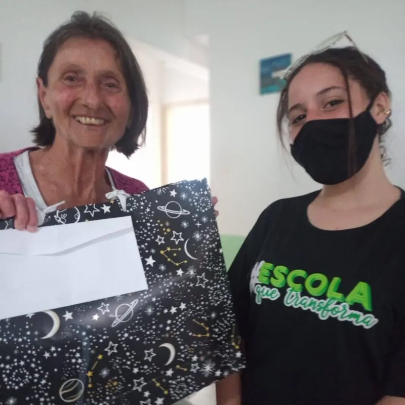 Alunos fazem campanha de Natal para idosos — Colégio Salgueiro