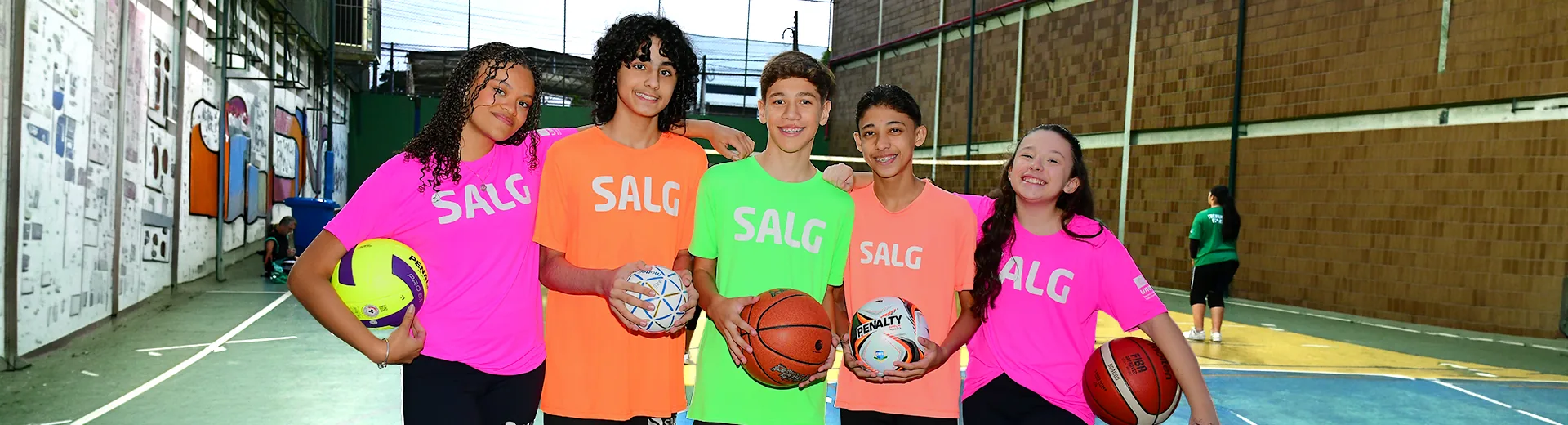 Estudantes do Colégio Salgueiro com bolas de vôlei, basquete, futsal e handebol na quadra