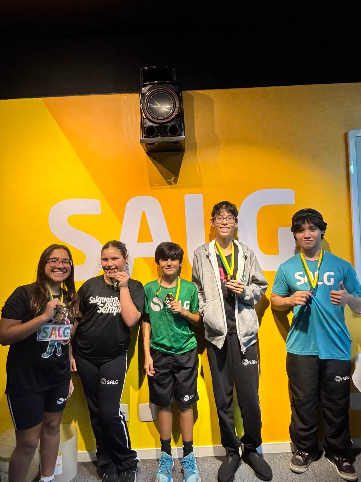 Estudantes do Colégio Salgueiro exibindo suas medalhas da Olimpíada Canguru de Matemática