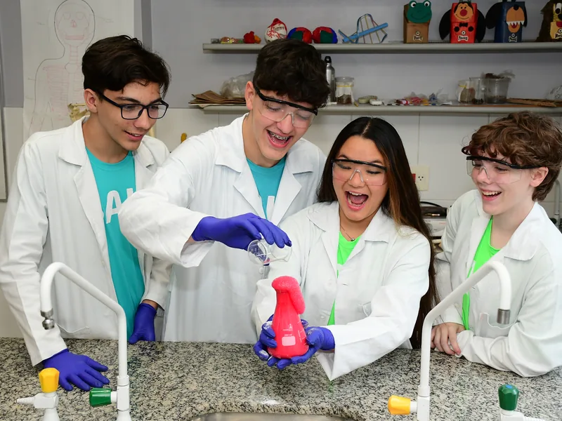 Estudantes do Ensino Médio sorrindo em uniforme