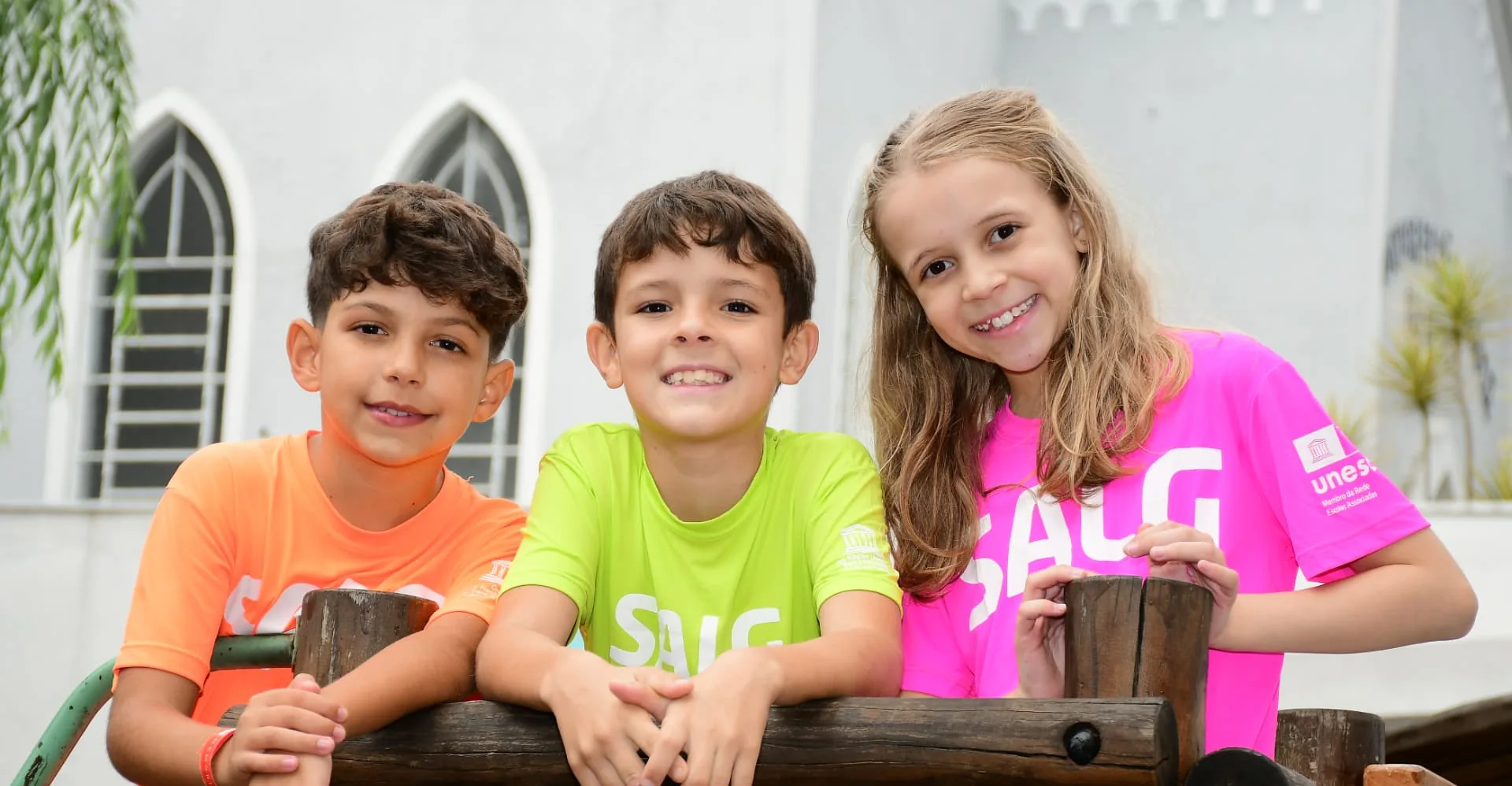 Alunos do Colégio Salgueiro sorrindo no parque da escola