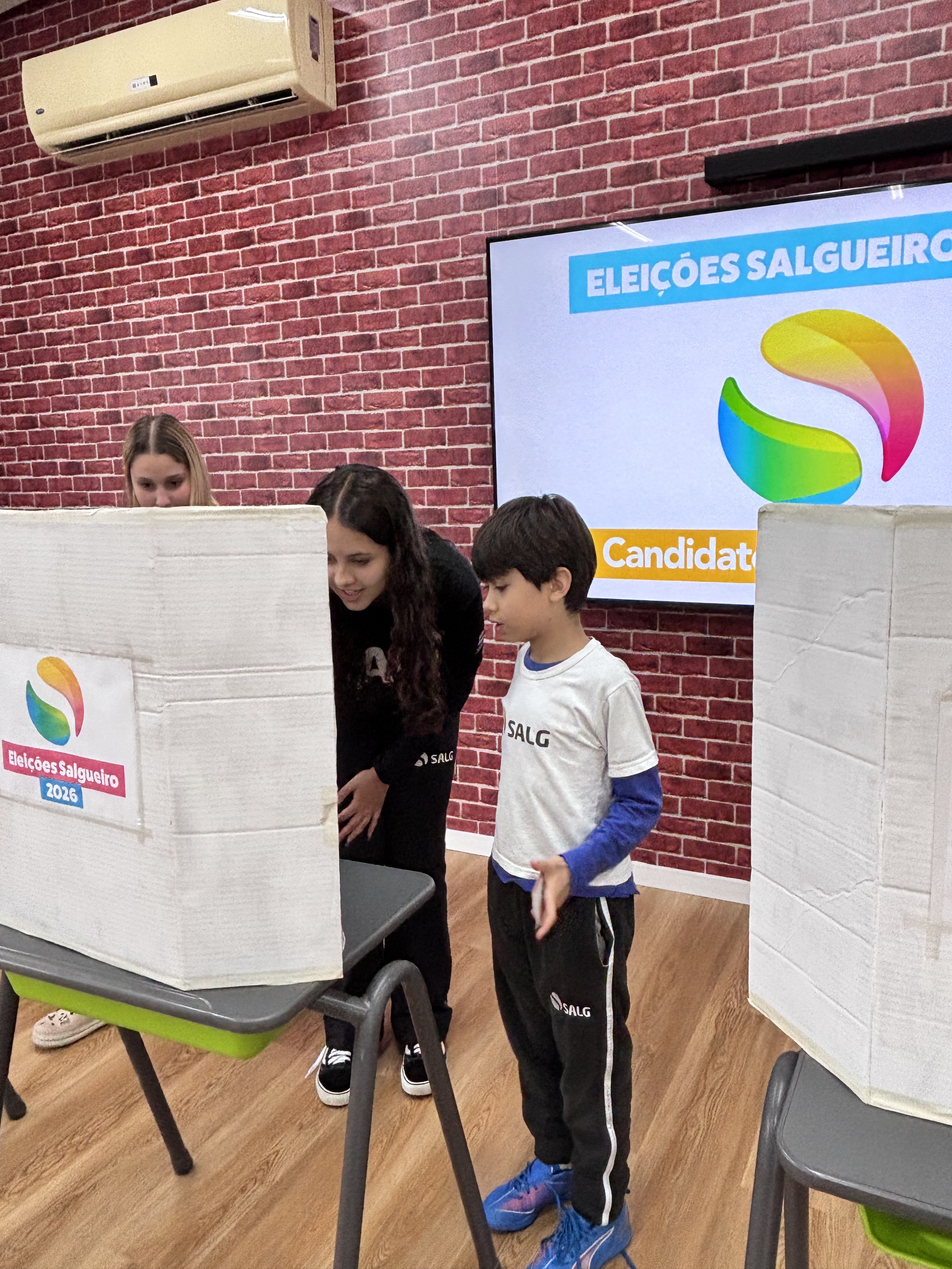 Estudante dos Anos Iniciais participando da votação do Projeto Eleições