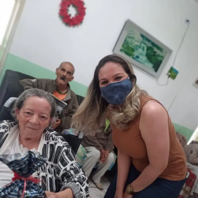 Alunos fazem campanha de Natal para idosos — Colégio Salgueiro
